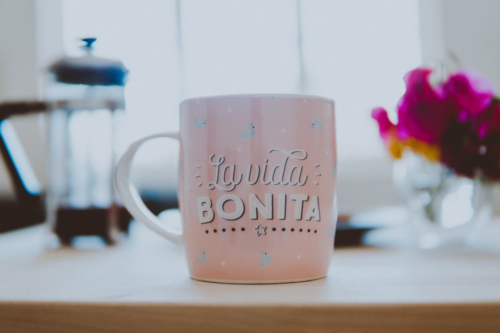 Pink coffee mug that says "La vida bonita"